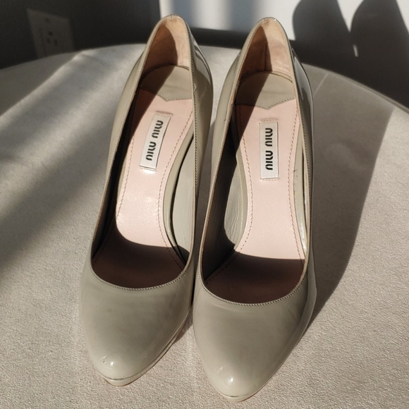 Miu Miu Curved Heel Platform Pumps - Picture 2 of 5